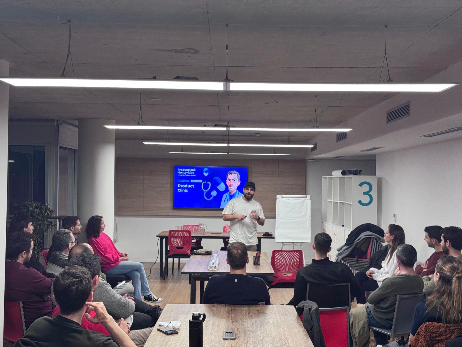 Felo presenting to an audience