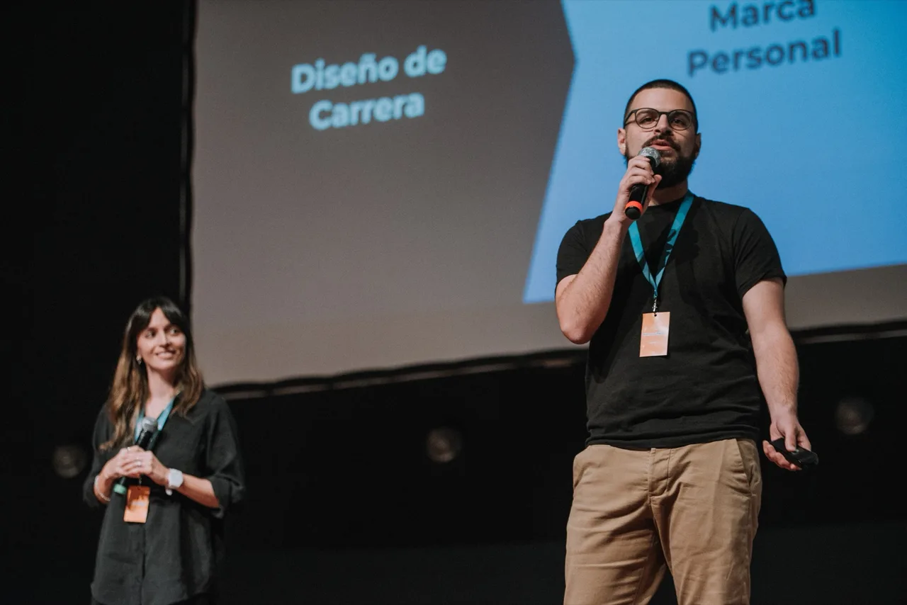 Felo giving a talk at a meetup