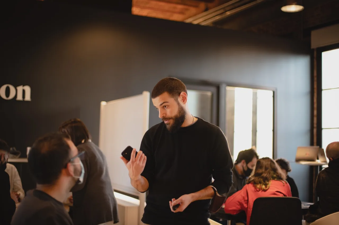 Felo leading a workshop